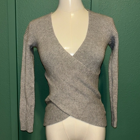 Grey V neck women's sweater size small - Picture 1 of 3